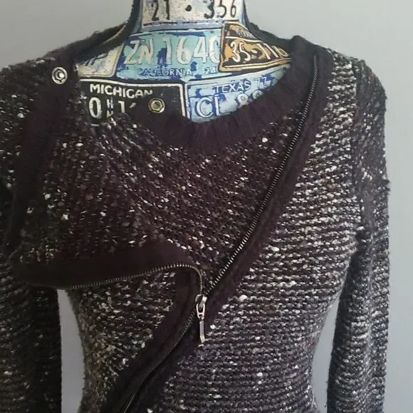 BCBGMaxazria Sweater!🖤🤎🤍   - Picture 5 of 9